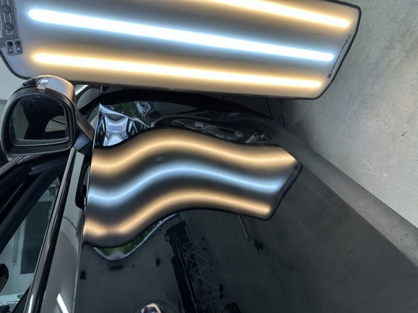 Mercedes CLA Türe mit Hageldelle unter LED-Inspektion — Reparatur durch Dellentechnik Gruber Bayern